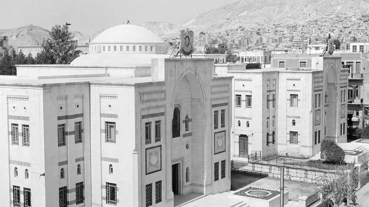 مين بيحكم سوريا؟ دليل المواطن إلى الرئاسة والحكومة ومجلس الشعب والقضاء